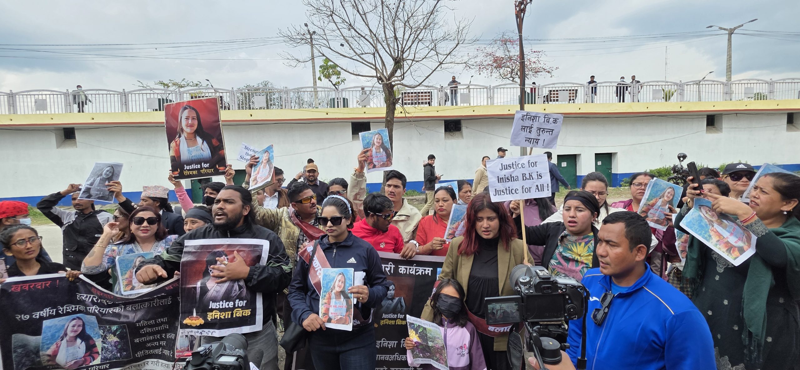 अधिकारकर्मीहरू द्वारा  इनिशा र रेश्मिकालाई न्याय माग्दै आयोग परिसरमा प्रदर्शन