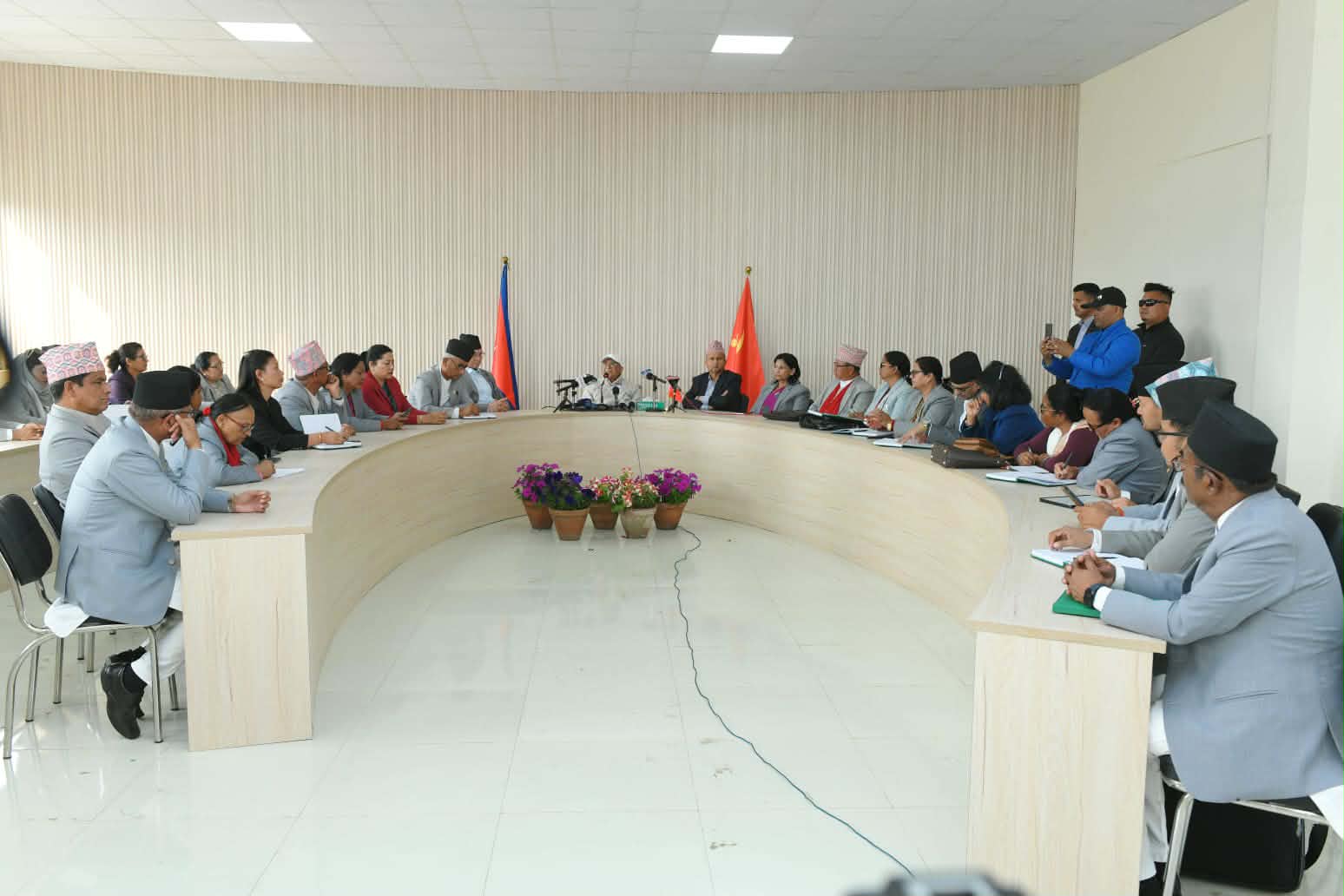 राष्ट्रियसभा र प्रतिनिधि सभाका आफ्नो दलबाट प्रतिनिधित्व गर्ने सांसदहरुसँग एमालेको छलफल