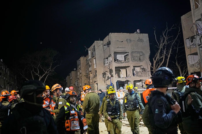 इजरायलमा इरानको हालसम्मकै भीषण मिसाइल प्रहार, अमेरिकालाई कडा चेतावनी