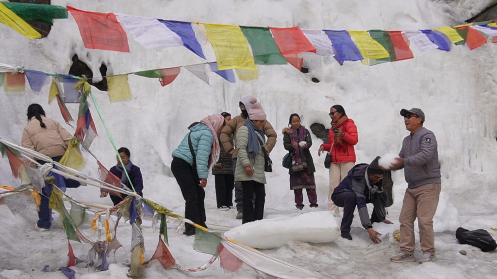 पद्मसम्भवको साधनास्थल ‘लुङबुक गुफा’: हिउँको घुम्टोभित्रको अलौकिक गन्तव्य