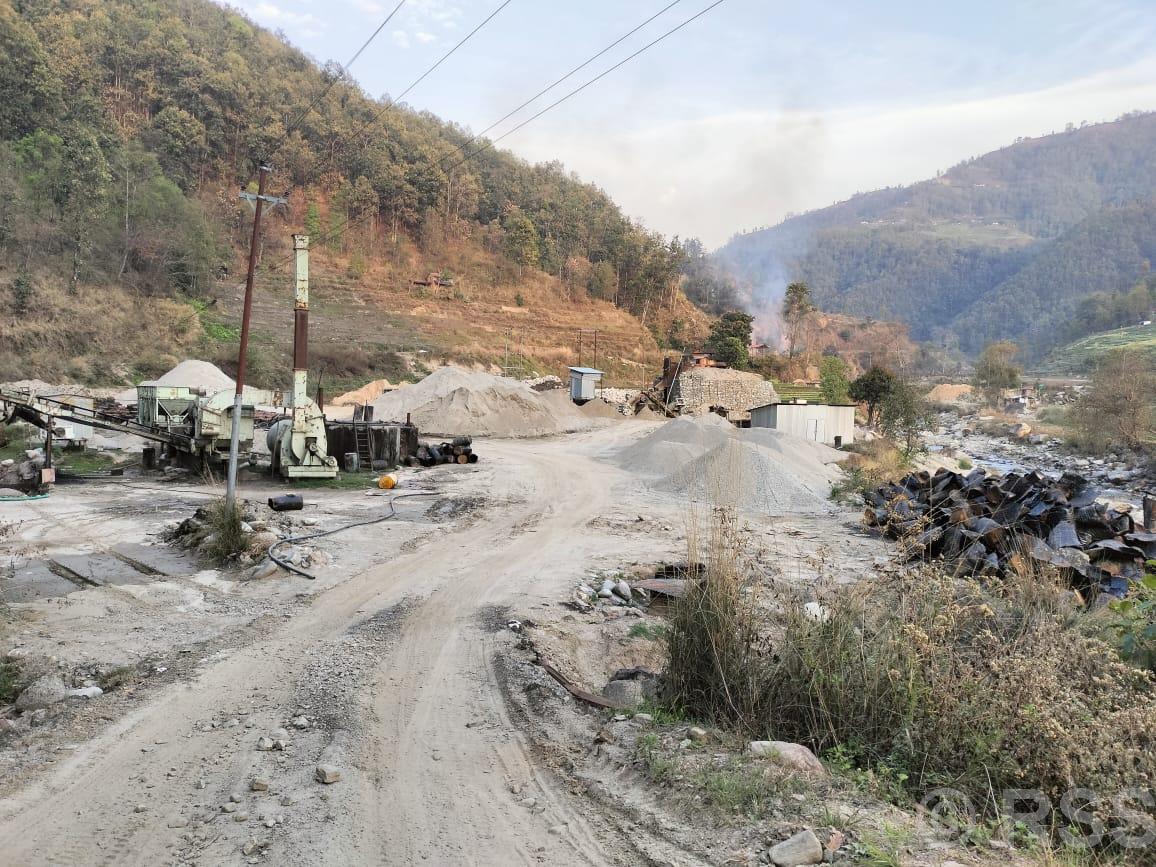 नुवाकोटमा अवैध क्रसर उद्योगको रजगज: बस्ती, विद्यालय र अस्पताल जोखिममा