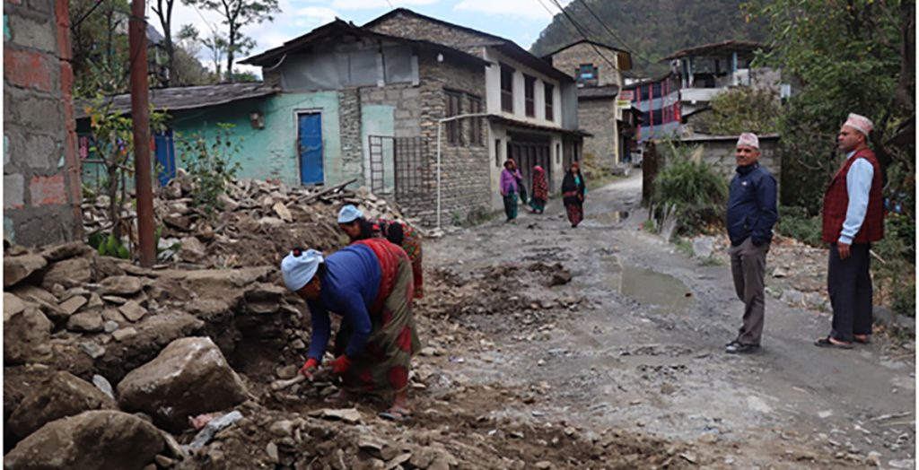 सडक विस्तार र कालोपत्रका लागि दरवाङवासीको सक्रियता: स्वस्फूर्त रूपमा सडक छेउका संरचना हटाउँदै