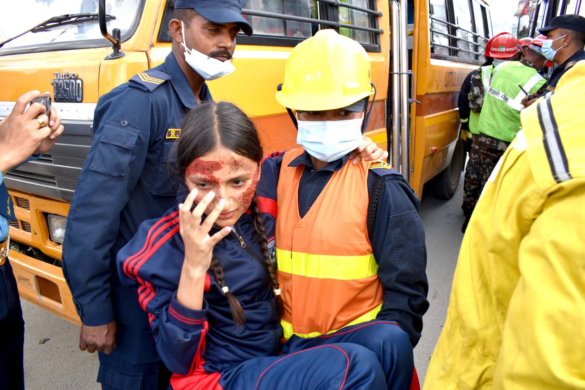 सडक विपद् व्यवस्थापनको तयारी: भक्तपुरको सल्लाघारीमा बस दुर्घटनाको ‘लाइभ’ कृत्रिम अभ्यास