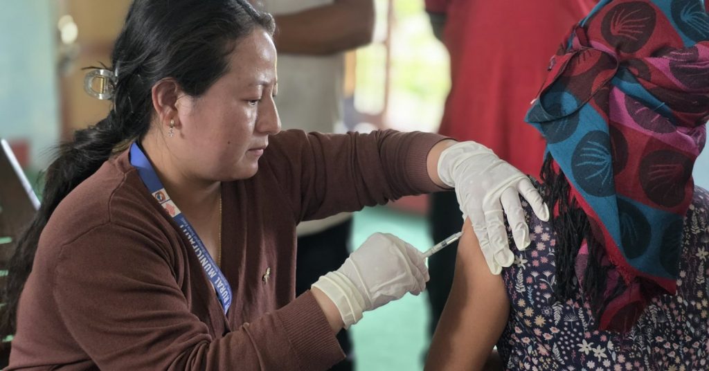 नवलपरासी (पूर्व) मा जापनिज इन्सेफ्लाइटिसको जोखिम बढ्दो: ३५ वर्षमाथिका नागरिकलाई खोप अभियान सुरु