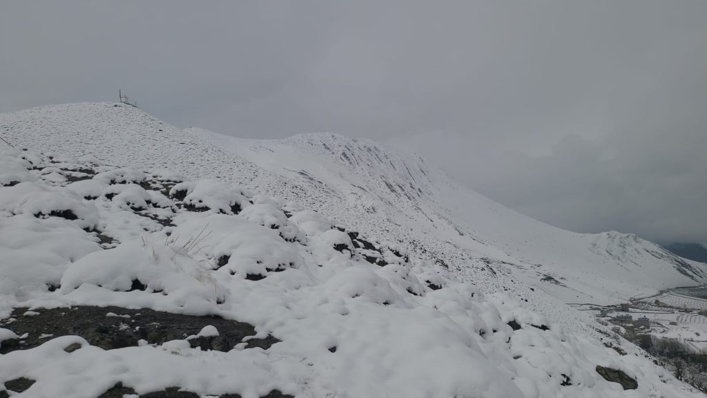 मध्यपहाडी लोकमार्गको पातिहाल्नेमा भारी हिमपात: सुरक्षाकर्मीद्वारा २५० यात्रुको सफल उद्धार