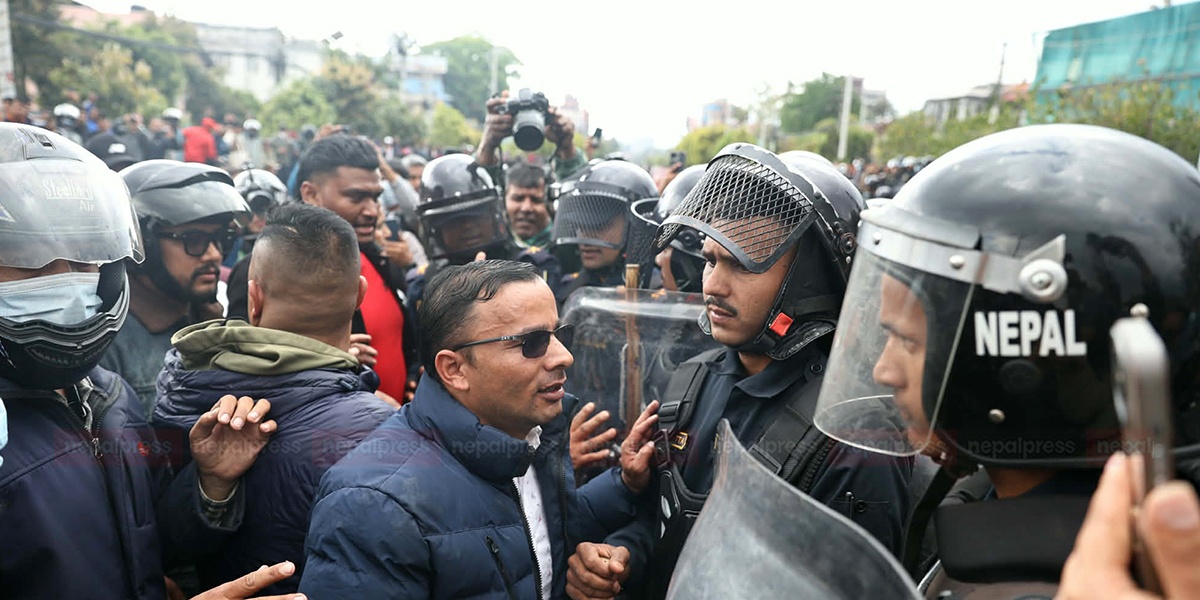 एमालेको प्रदर्शनले माइतीघर क्षेत्र तनावग्रस्त: प्रहरी ब्यारिगेट तोडेर प्रदर्शनकारी बानेश्वरतर्फ