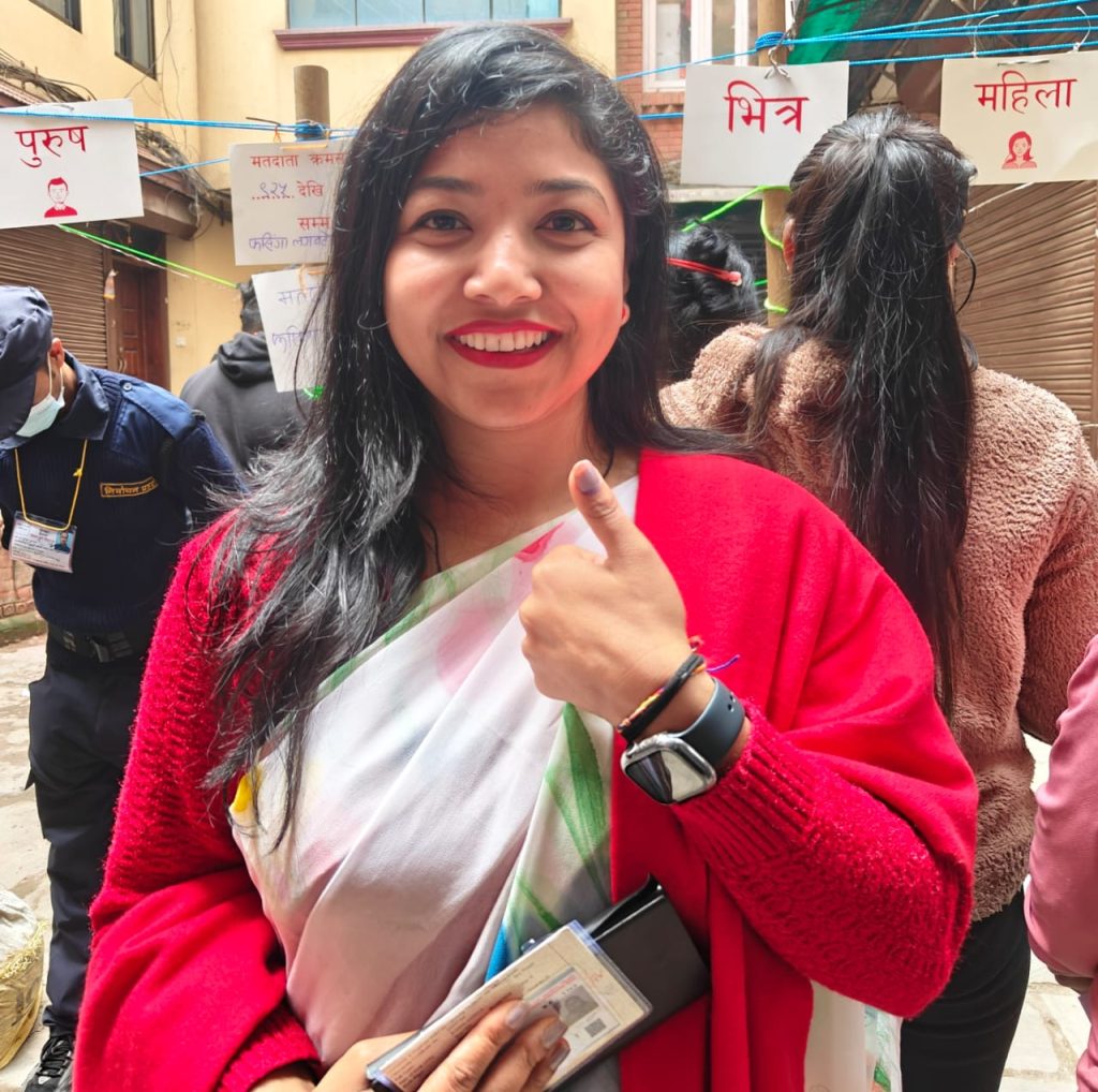 काठमाडौँकी कार्यबाहक मेयर सुनिता डंगोलद्वारा मतदान, नागरिकलाई मताधिकार प्रयोग गर्न अपिल