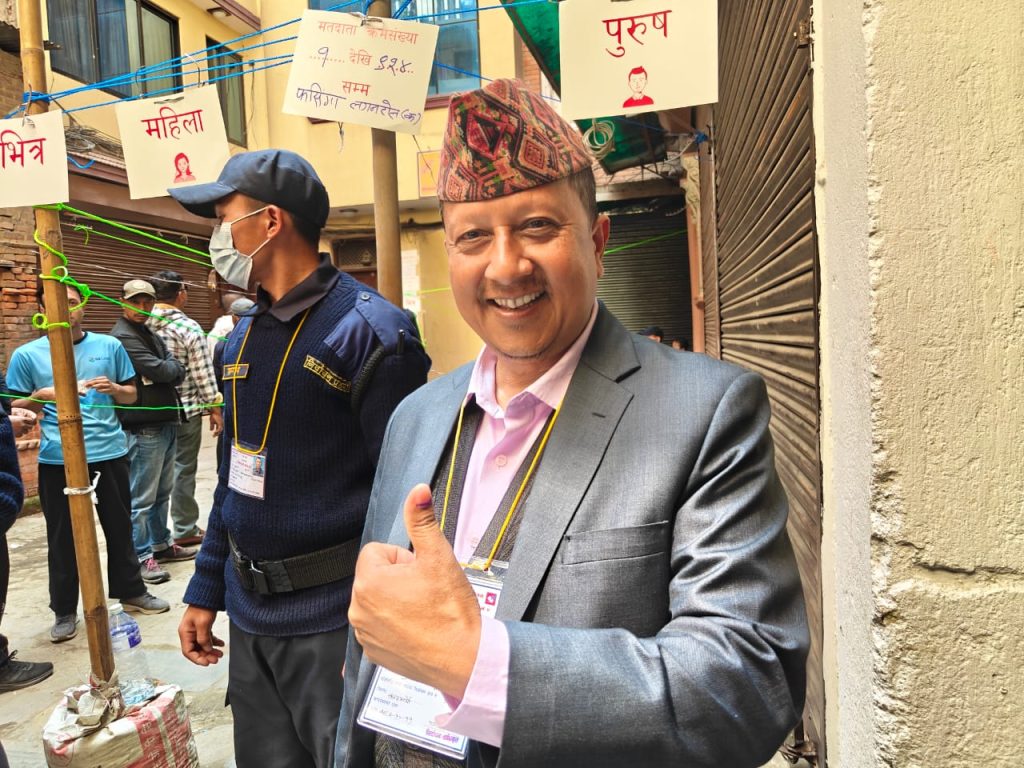 काठमाडौँको फसिगा केन्द्रमा चर्चित अनुहारको जमघट : डा. शाक्य, काबा मेयर डङ्गोल र पूर्वमेयर शाक्यद्वारा मतदान