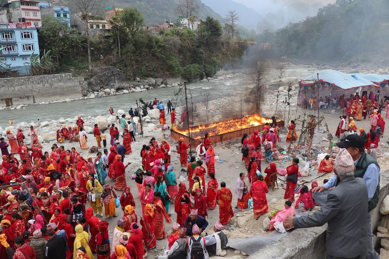 विश्वशान्ति र नयाँ सरकारको सफलताको कामना गर्दै बेनीमा साढे दुई करोड दीप प्रज्ज्वलन