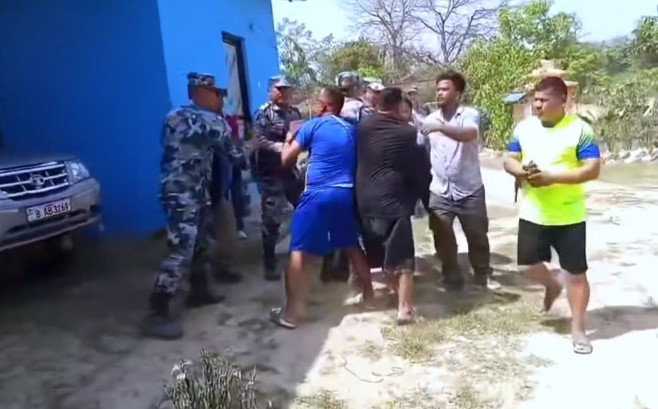 भन्सार छलीको सामान समातेको झोकमा कैलालीको टीकापुरमा सशस्त्रको ब्यारेकमै पसेर डीएसपीमाथि हातपात