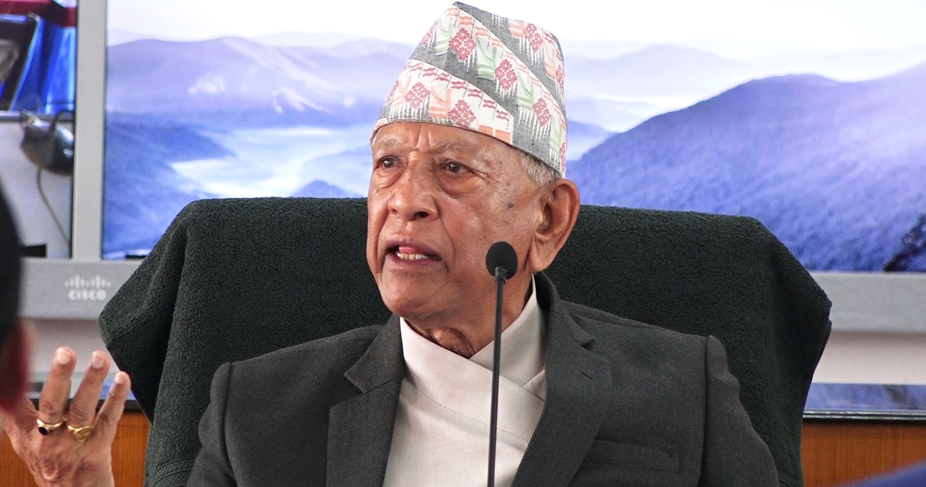 प्रतिनिधिसभाका ज्येष्ठ सदस्य अर्जुननरसिंह केसीले आज शपथ लिँदै