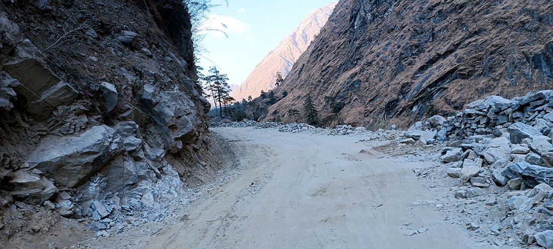 बेनी–जोमसोम सडकखण्डको सिरुबारीमा ‘बेञ्चिङ’ विधिबाट पहिरो रोकथाम सुरु