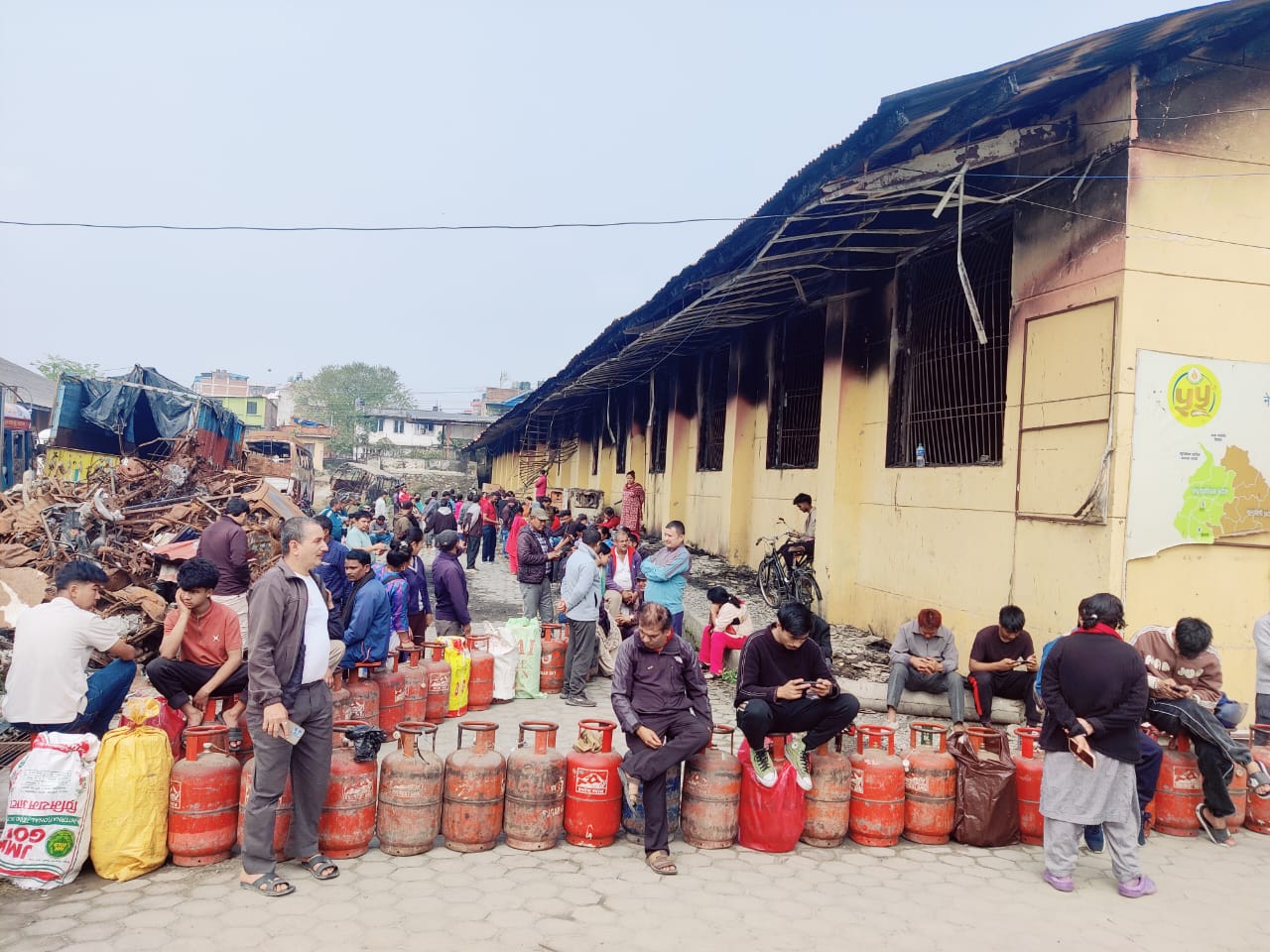 आजदेखि बजारमा आधा सिलिन्डर ग्यास वितरण गर्ने भनिएपनि नेशनल ट्रेडिङमा यस्ताे छ उपभोक्ताकाे लाइन