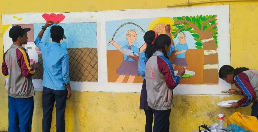 स्वास्थ्य र खेलकुदको सन्देशसहित विद्यालयका भित्तामा ‘मिथिला कला’ : विद्यार्थीको सिर्जनात्मक प्रयास