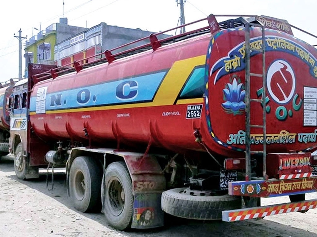 वीरगञ्ज नाकाबाट सात महिनामा एक खर्ब २३ अर्बको इन्धन आयात : ५२ अर्ब राजस्व सङ्कलन