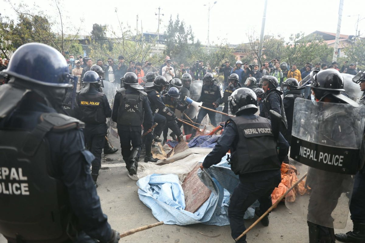 एमालेको प्रदर्शनमा प्रहरी हस्तक्षेप, अदालत अगाडि झडप र लाठीचार्ज : माइतीघर-बबरमहल क्षेत्र तनावग्रस्त