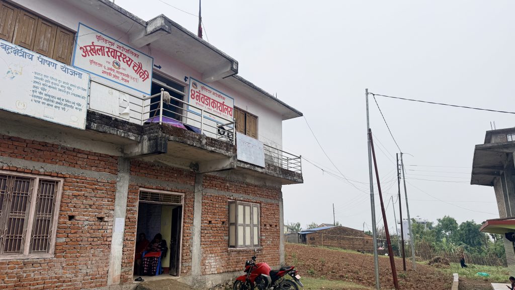तार र पोल पुगेको वर्षौं बित्यो, तर बुलिङटारमा बलेन बिजुली : ठेकेदारको लापरबाहीले स्थानीय अँध्यारोमै
