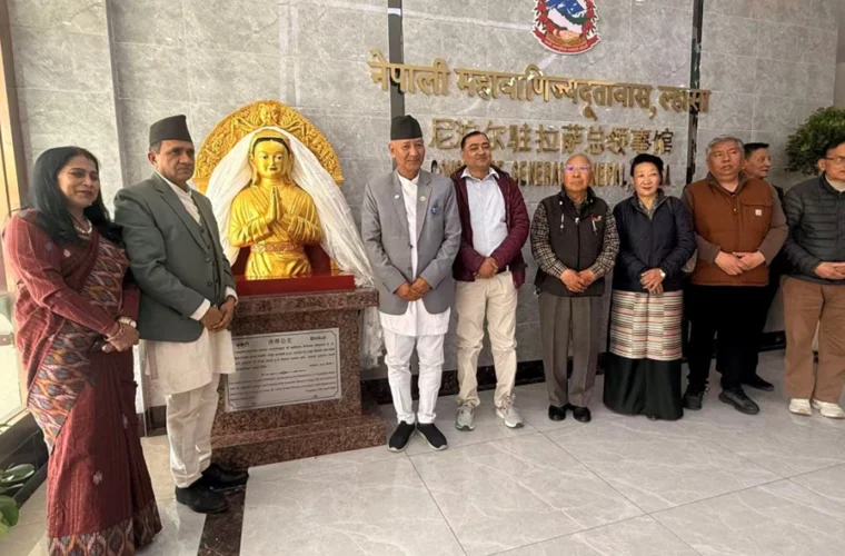 ल्हासास्थित नेपाली महावाणिज्य दूतावासमा राष्ट्रिय विभूति भृकुटीको प्रतिमा अनावरण