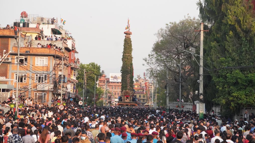 ललितपुरमा रातो मच्छिन्द्रनाथको रथजात्रा सुरु: पुलचोकबाट तानेर गाबहाल पुर्‍याइयो