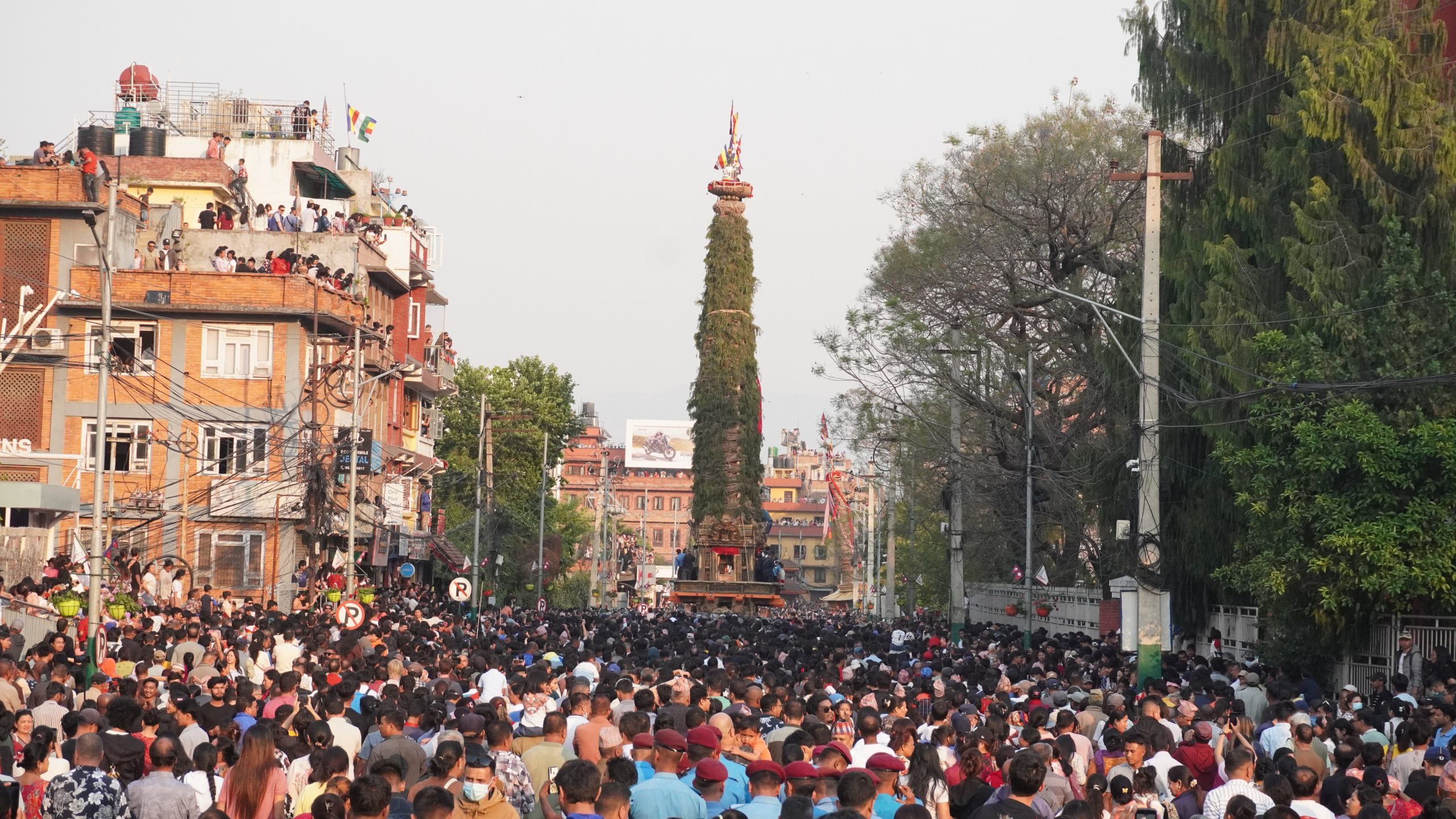 ललितपुरमा रातो मच्छिन्द्रनाथको रथजात्रा सुरु: पुलचोकबाट तानेर गाबहाल पुर्‍याइयो