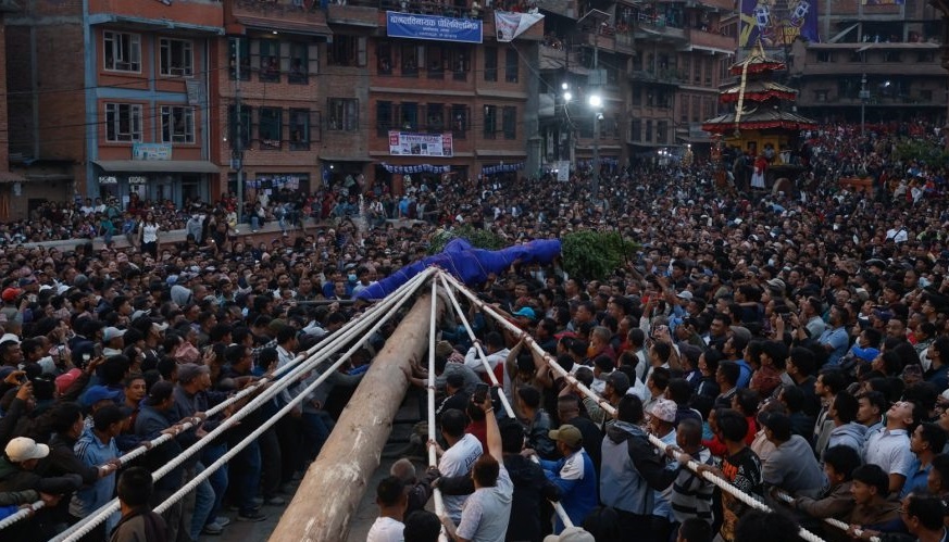 भक्तपुरमा विधिवत् रूपमा ढालियो ५५ हाते लिङ्गो, विस्का जात्राको मुख्य रौनक सम्पन्न