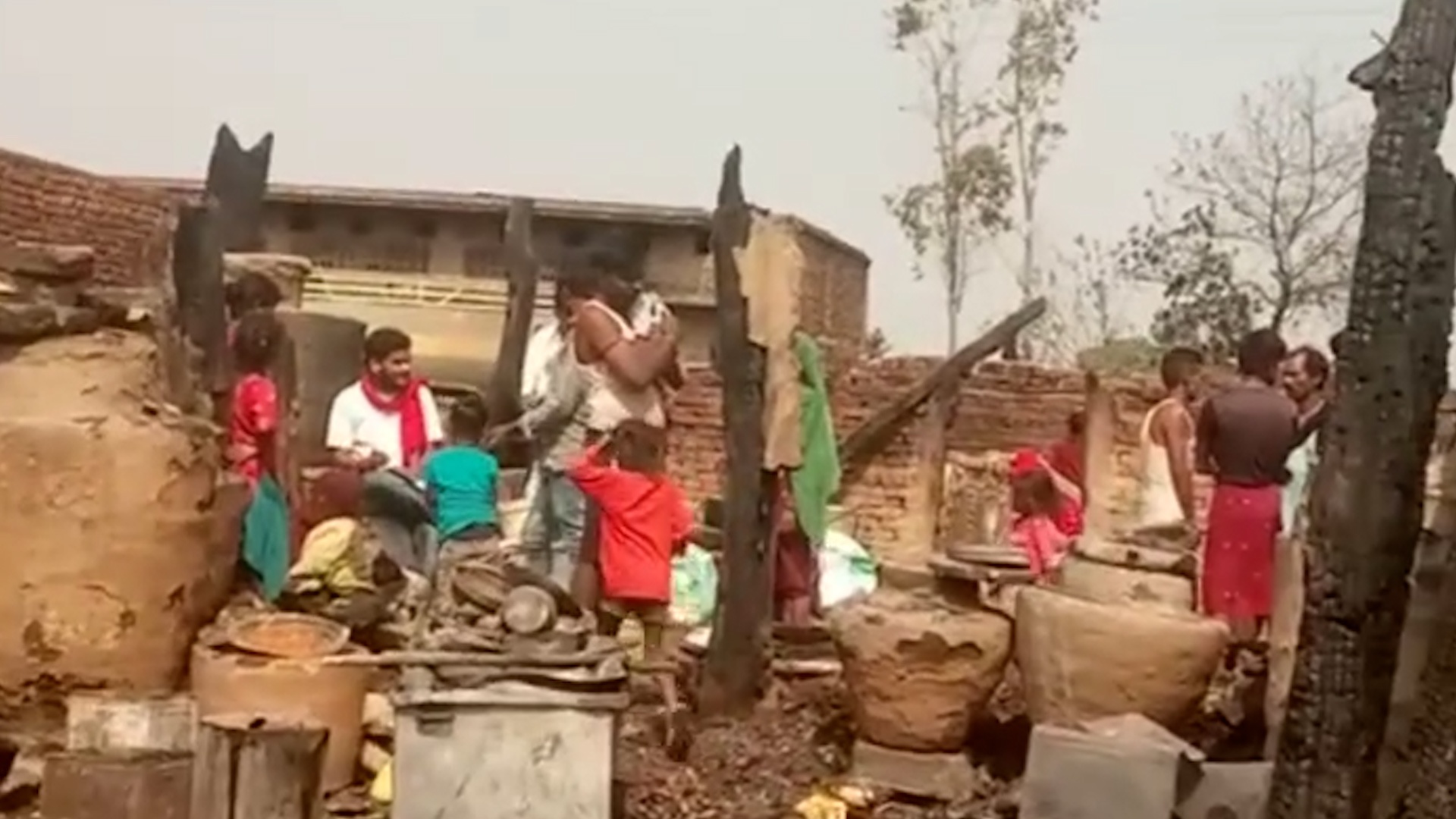 बाँकेको नरैनापुरमा भीषण आगलागी : १३ घरगोठ जलेर खरानी, खाद्यान्न र धनमाल नष्ट
