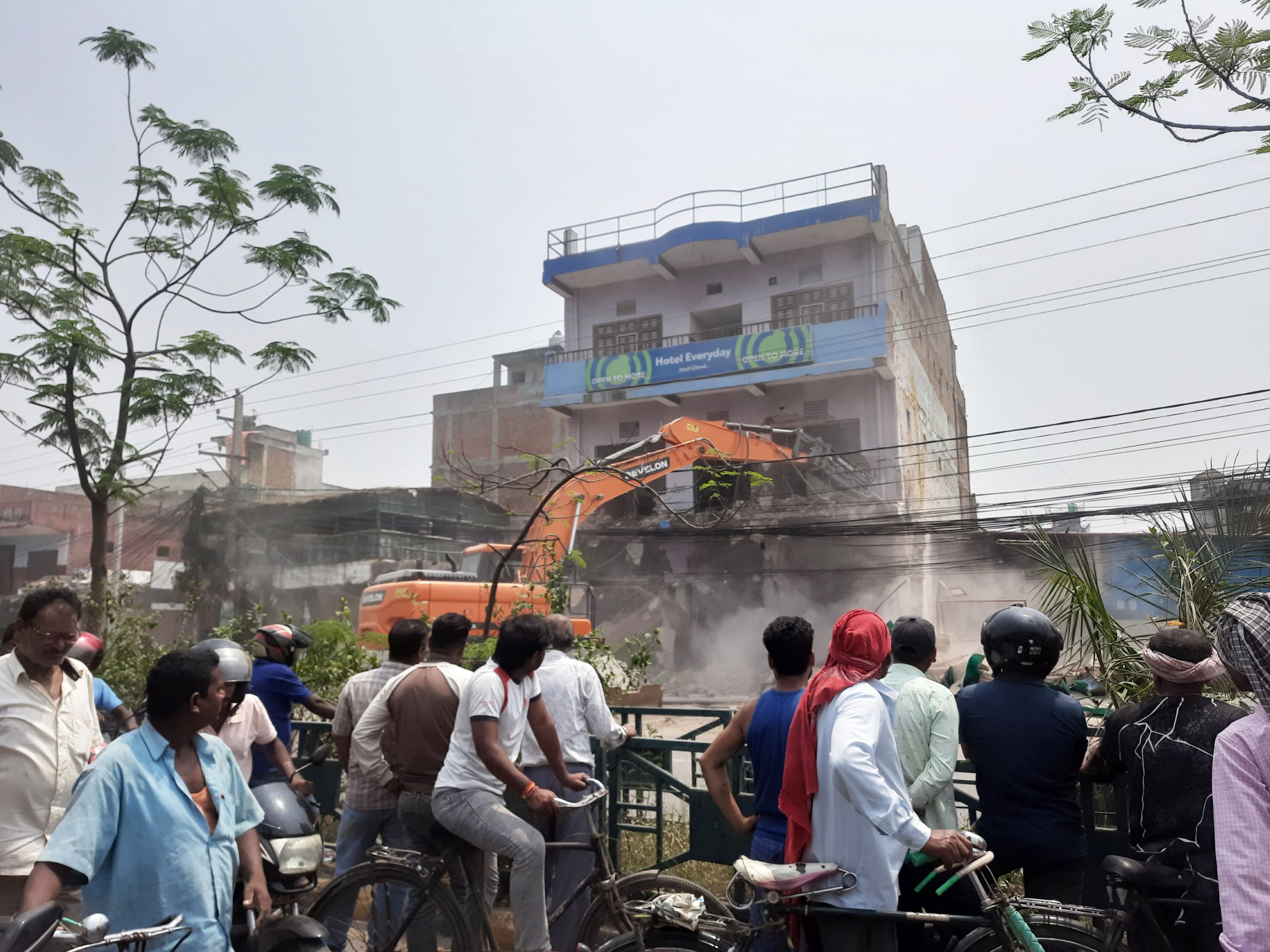 वीरगन्जको मुख्य सडक फराकिलो बनाइँदै : १२०० घरटहरा भत्काउन सुरु, पर्याप्त समय नदिएको स्थानीयको गुनासो