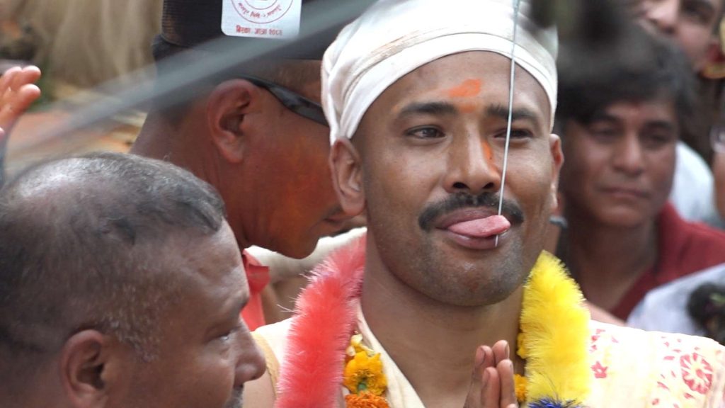 भक्तपुरमा बिस्का जात्राको रौनक : कुमाले टोलमा उठाइयो यसिं, बोडेमा जिब्रो छेड्ने जात्राको व्रत सुरु