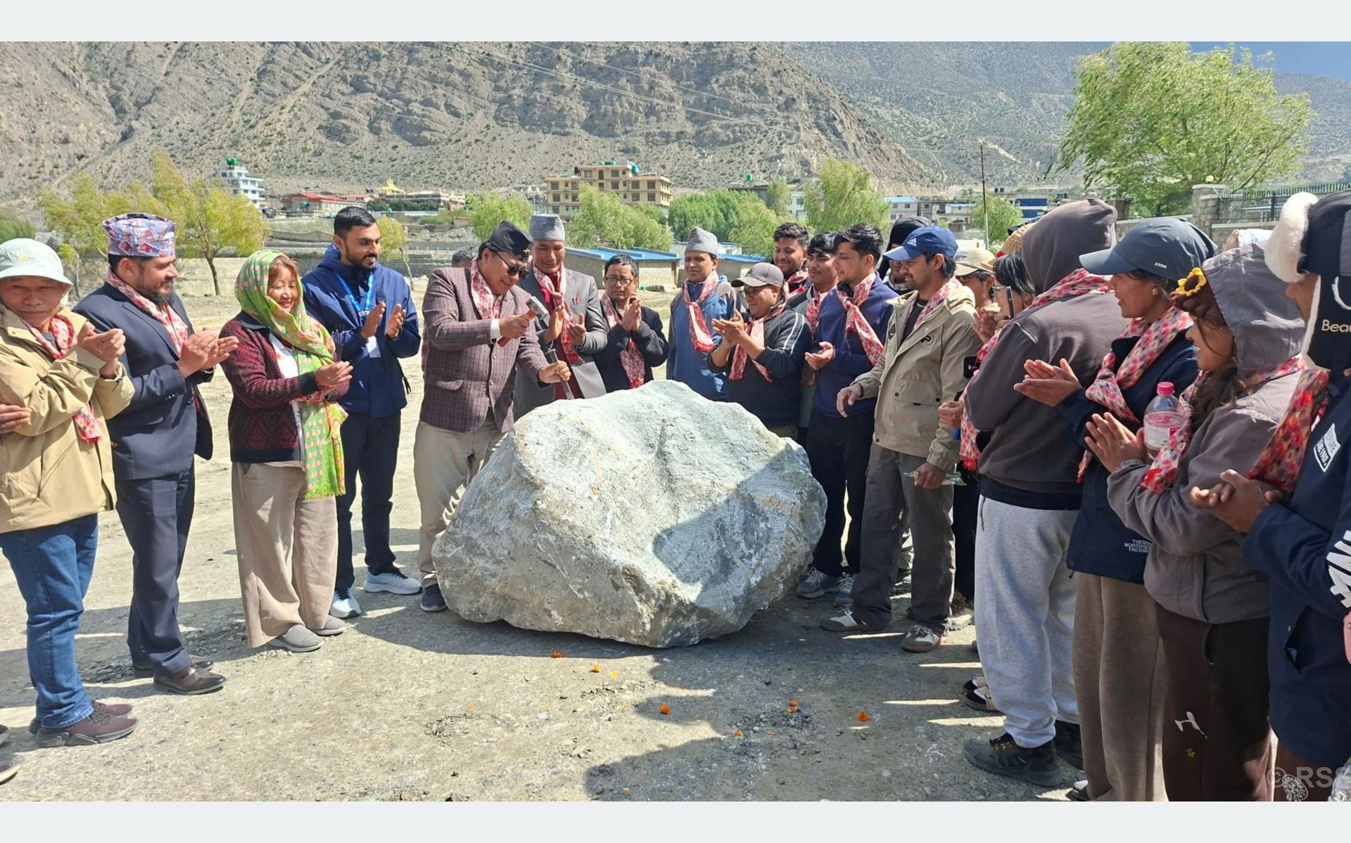 मुस्ताङको ढुङ्गामा कला भर्दै ३० कलाकार : १५ दिने ‘राष्ट्रिय मूर्तिकला कार्यशाला’ सुरु