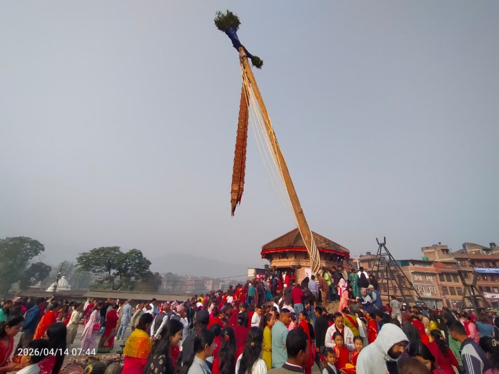 नयाँ वर्षको उत्साह: भक्तपुर र थिमिमा बिस्केट जात्राको भव्य रौनक, हजारौँ भक्तजनको घुइँचो (तस्बिरहरू)