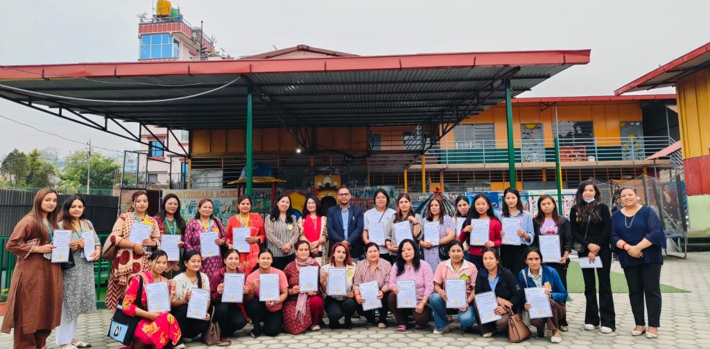 भक्तपुरमा पूर्वप्राथमिक शिक्षकलाई ‘फोनिग्स’ र कक्षाकोठा व्यवस्थापन तालिम