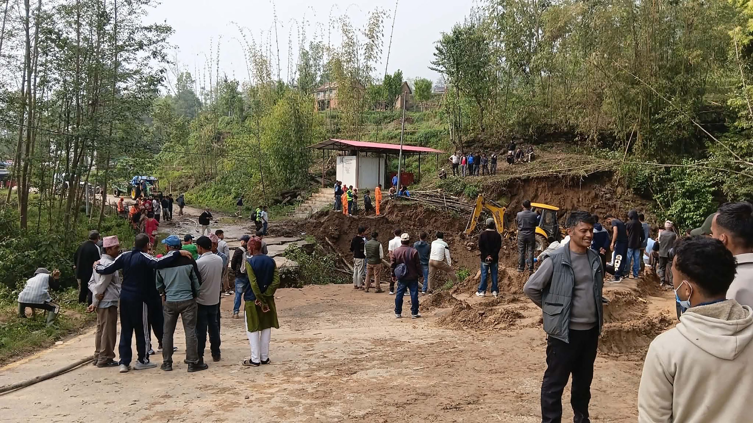 बाढीले पुल बगाएपछि अवरुद्ध भोजपुर–चखेवा सडक २३ घण्टापछि एकतर्फी सञ्चालनमा