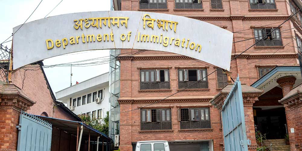 ठमेलमा अश्लील क्रियाकलाप गर्दा पक्राउ परेका युगान्डाका २० महिला ‘डिपोर्ट’, नेपाल प्रवेशमा आजीवन रोक