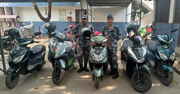 भन्सार छलेर भित्र्याइएका २२ थान इलेक्ट्रिक स्कुटर सशस्त्र प्रहरीको नियन्त्रणमा