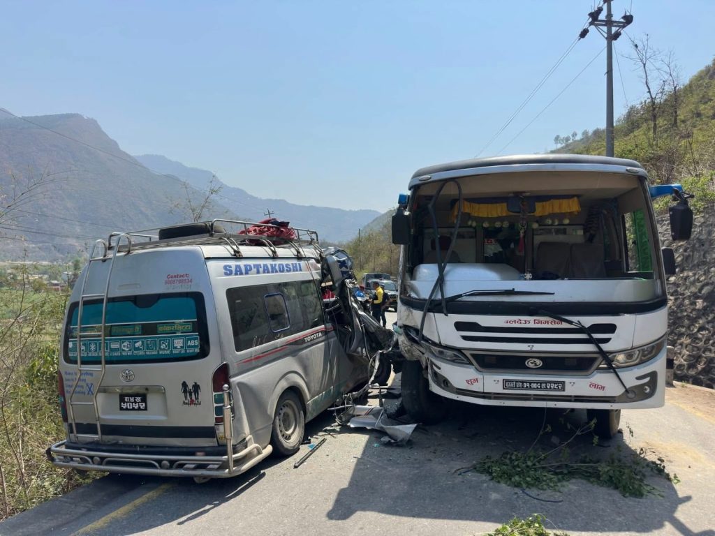 सिन्धुलीको बिपी राजमार्गमा बस र माइक्रोबस ठोक्किँदा १० जना घाइते, ४ को अवस्था गम्भीर