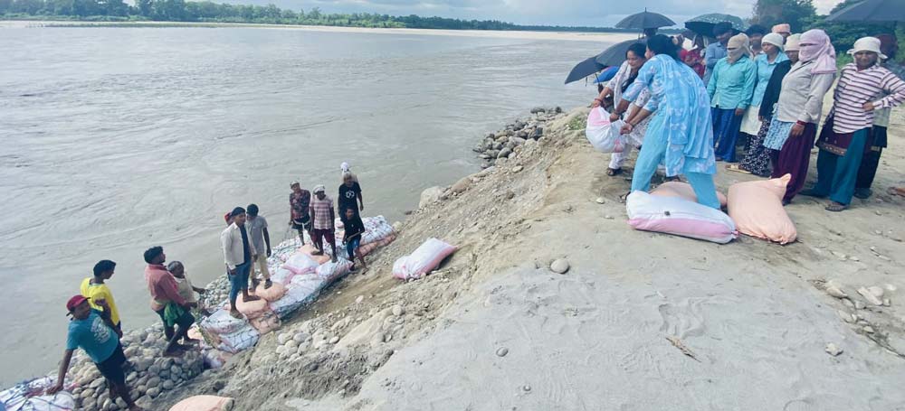कर्णाली नदी कटानको समस्या समाधान गर्न टीकापुरबासीको माग : तीनै तहका जनप्रतिनिधिद्वारा स्थलगत अनुगमन