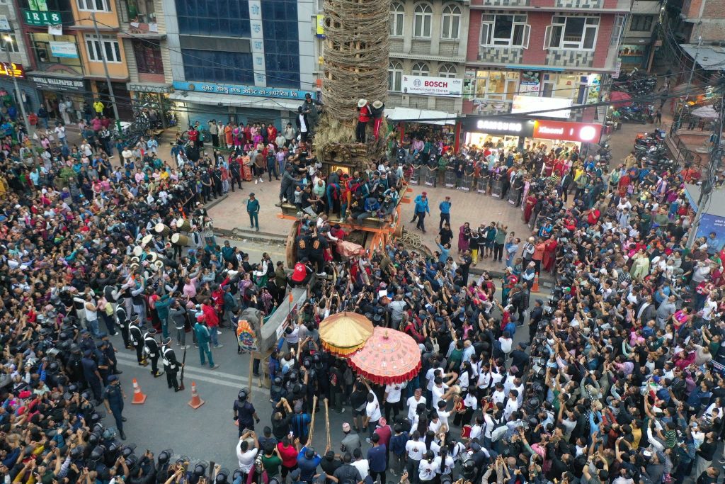 ललितपुरमा रातो मच्छिन्द्रनाथको रथारोहण सम्पन्न, वैशाख ८ गतेदेखि रथ तानिने