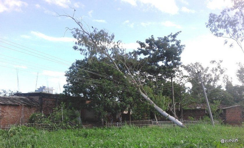 सिरहामा हावाहुरीका कारण घरको पर्खाल भत्किँदा एक महिलाको मृत्यु