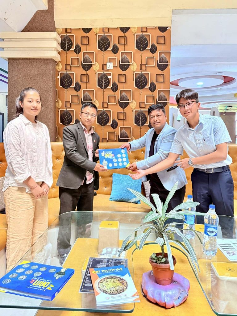 नेपालकै पहिलो बाल मुद्रा संकलक दाजुबहिनीद्वारा ऐतिहासिक पुस्तक हस्तान्तरण