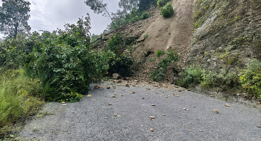 अविरल वर्षासँगै गएको पहिरोले मध्यपहाडी लोकमार्गको लमजुङ खण्ड अवरुद्ध
