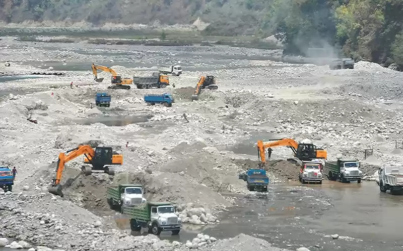 कालीगण्डकीको धारै परिवर्तन गरेर चरम दोहन : मापदण्डविपरीत सात मिटरसम्म खनेर निकालियो बालुवा–ढुङ्गा