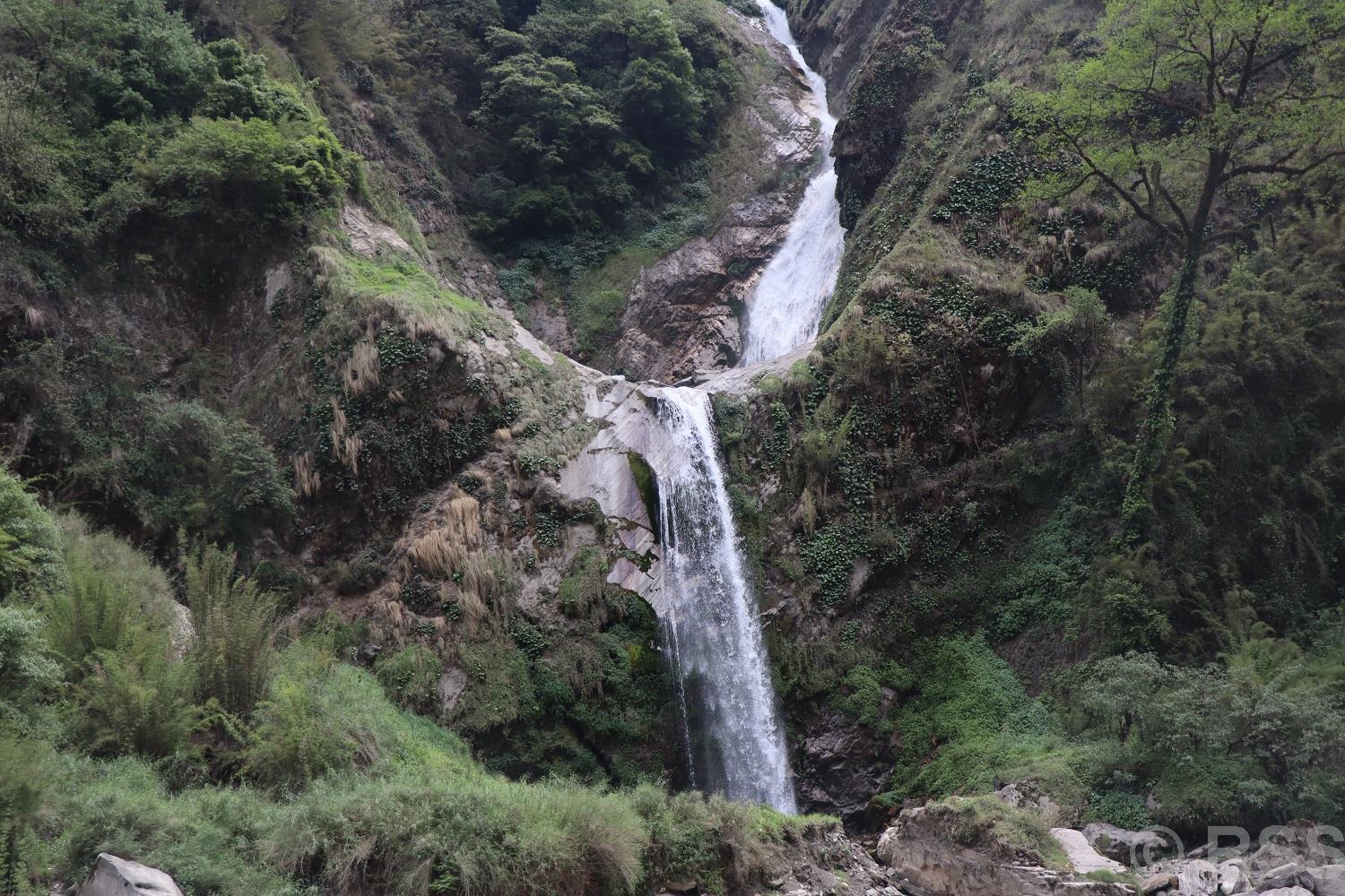 ओझेलमा धवलागिरिको सुन्दर उपहार : अर्मके झरना