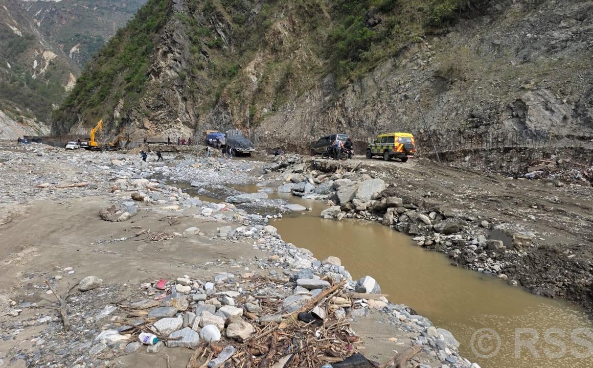 तीन दिनपछि बिपी राजमार्ग पुनः सञ्चालनमा, यात्रा गर्दा सतर्कता अपनाउन प्रहरीको आग्रह