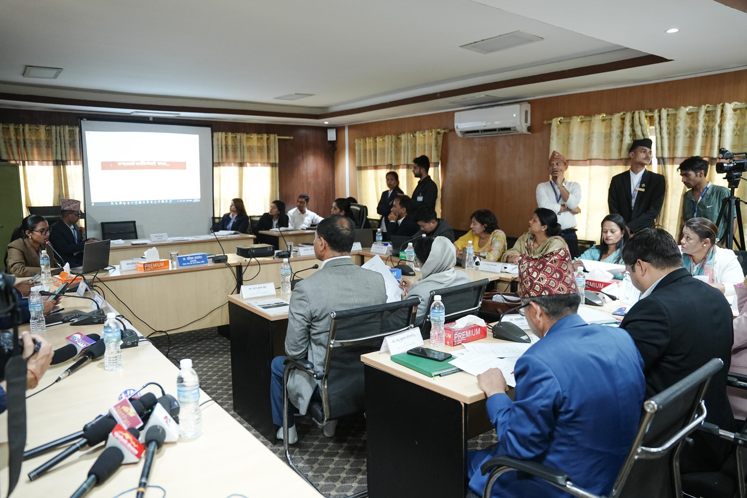 होल्डिङ सेन्टरका नागरिकको व्यवस्थापन र पुनःस्थापना गर्न सांसदहरूको माग