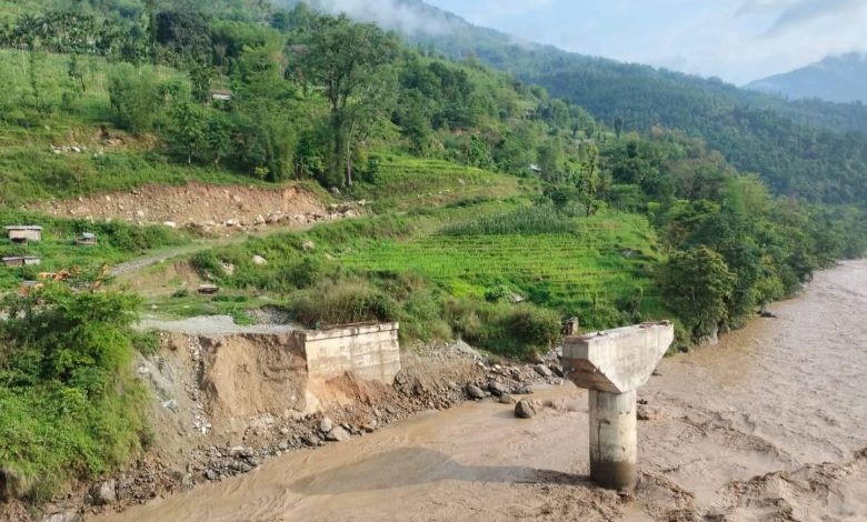 पाँचथरमा बाढीपहिरोको वितण्डा: चार परिवार विस्थापित, जलविद्युत् आयोजना र पुलमा ठुलो क्षति