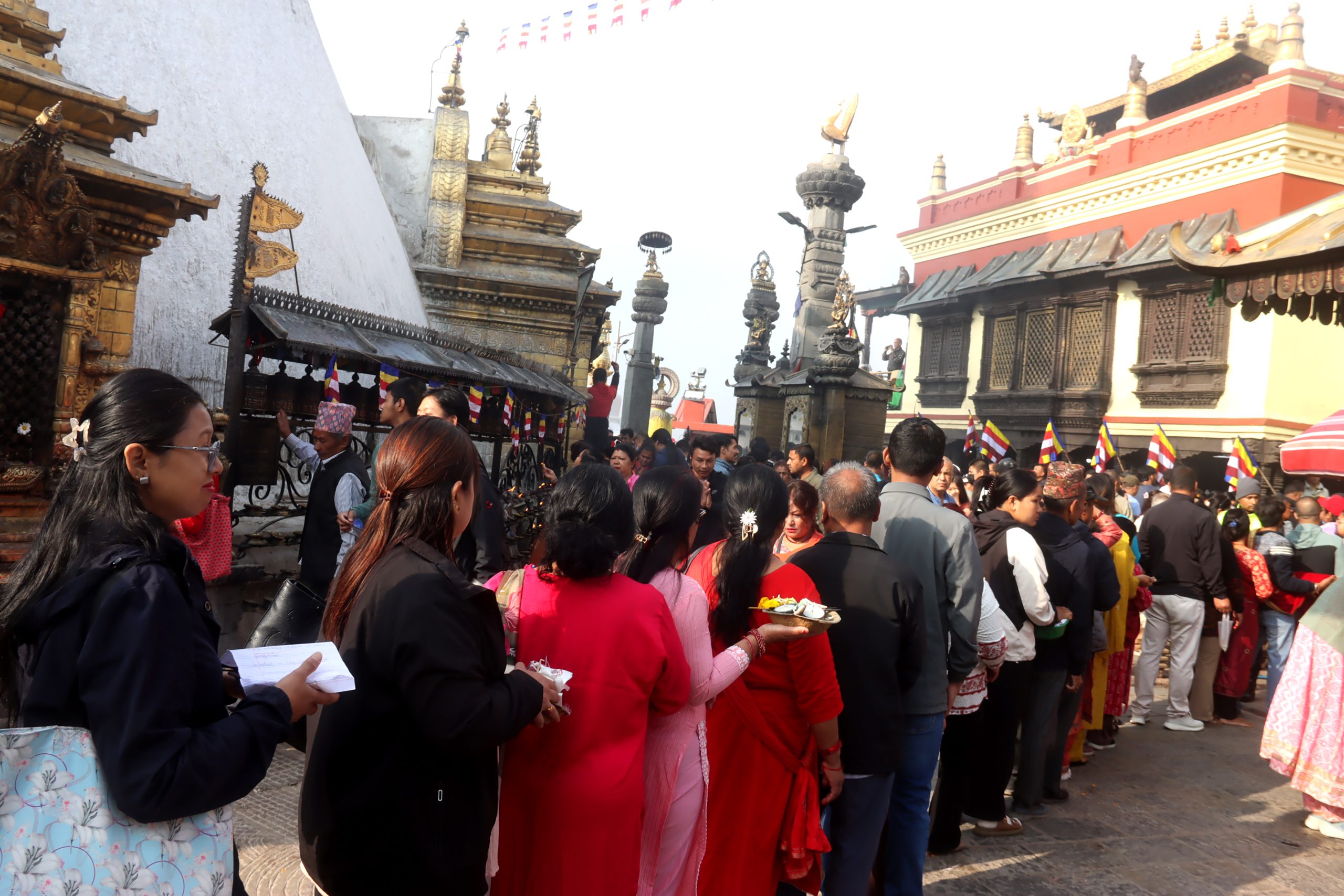२५७०औँ बुद्ध जयन्तीः स्वयम्भू र बौद्धनाथलगायतका गुम्बामा श्रद्धालुको घुइँचो (तस्बिरहरू)