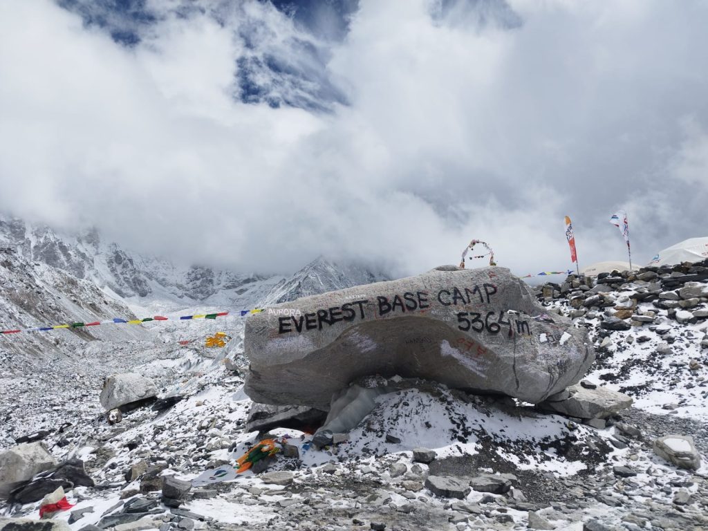 हिमाल आरोहणमा विदेशीको बढ्दो मोह : सगरमाथा चढ्दै ४६४ आरोही
