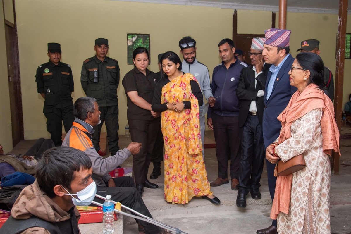 सडक आश्रितमुक्त काठमाडौँको सपना : सहयोगापेक्षीको ‘अभिभावक’ बनेर होल्डिङ सेन्टरमा कार्यवाहक प्रमुख सुनिता डंगोल