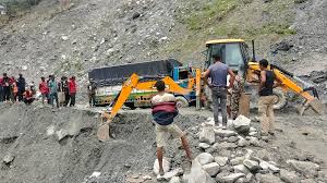 कर्णाली करिडोरको हुम्ला खण्डमा सुक्खा पहिरो : खच्चामा सडक अवरुद्ध हुँदा यातायात ठप्प