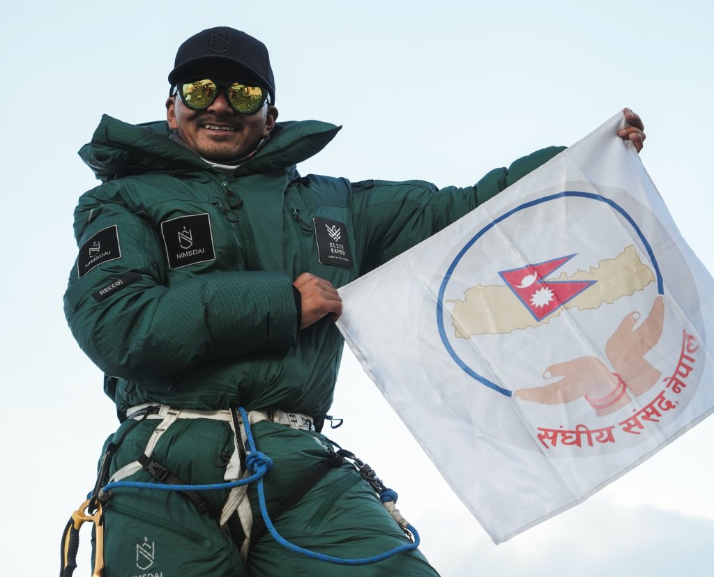 सङ्घीय संसद्को लोगो अंकित झण्डाका साथ सांसद मिङमा डेभिड शेर्पाद्वारा सगरमाथाको सफल आरोहण